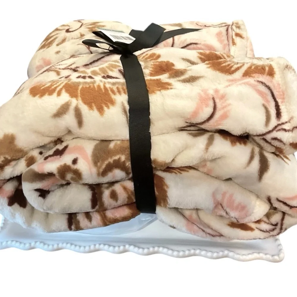 🌸 Vera Bradley NWT  50”x80 Throw